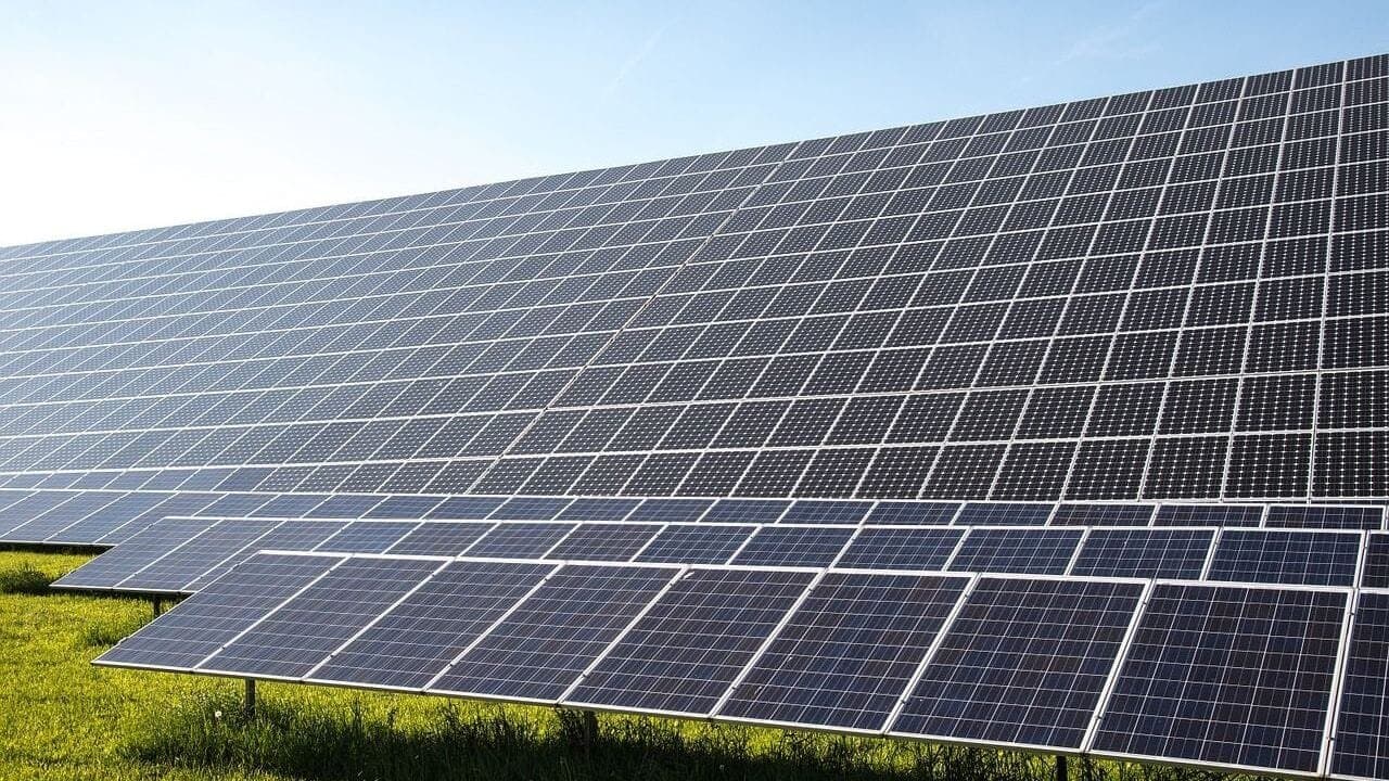 Énergie : Le Tchad investit 5 milliards de FCFA dans trois centrales hybrides pour électrifier ses pôles régionaux d’ici 2030