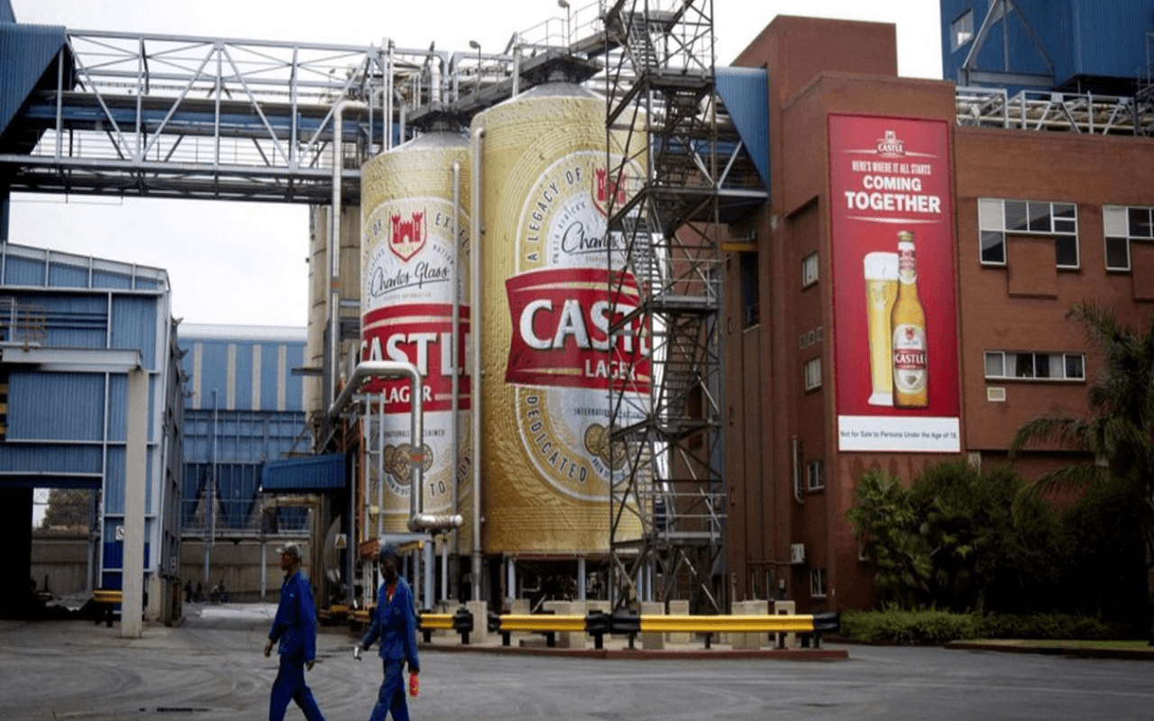 Cameroun : Les investissements publicitaires du secteur brassicole bondissent de 81% en cinq mois, portés par l’affichage géant